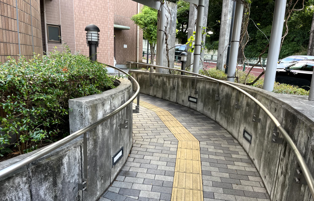 港区立やすらぎ会館 エントランススロープ