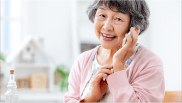 電話をかけるシニア女性