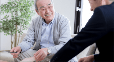 終活相談をするシニア男性