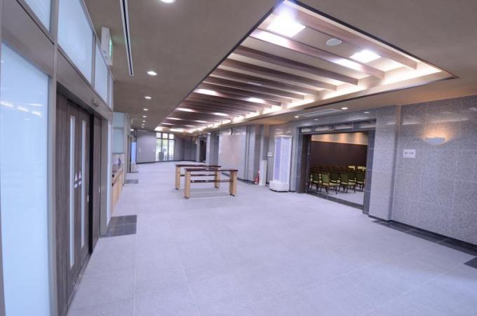 行田市斎場の玄関ロビー