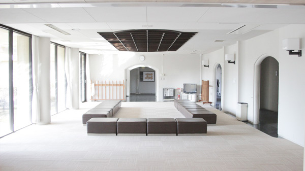 新座市営墓園の待合ロビー