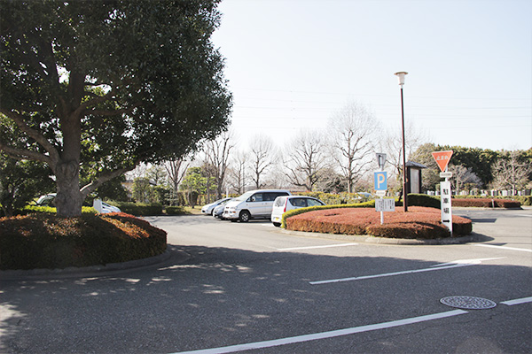 新座市営墓園の駐車場