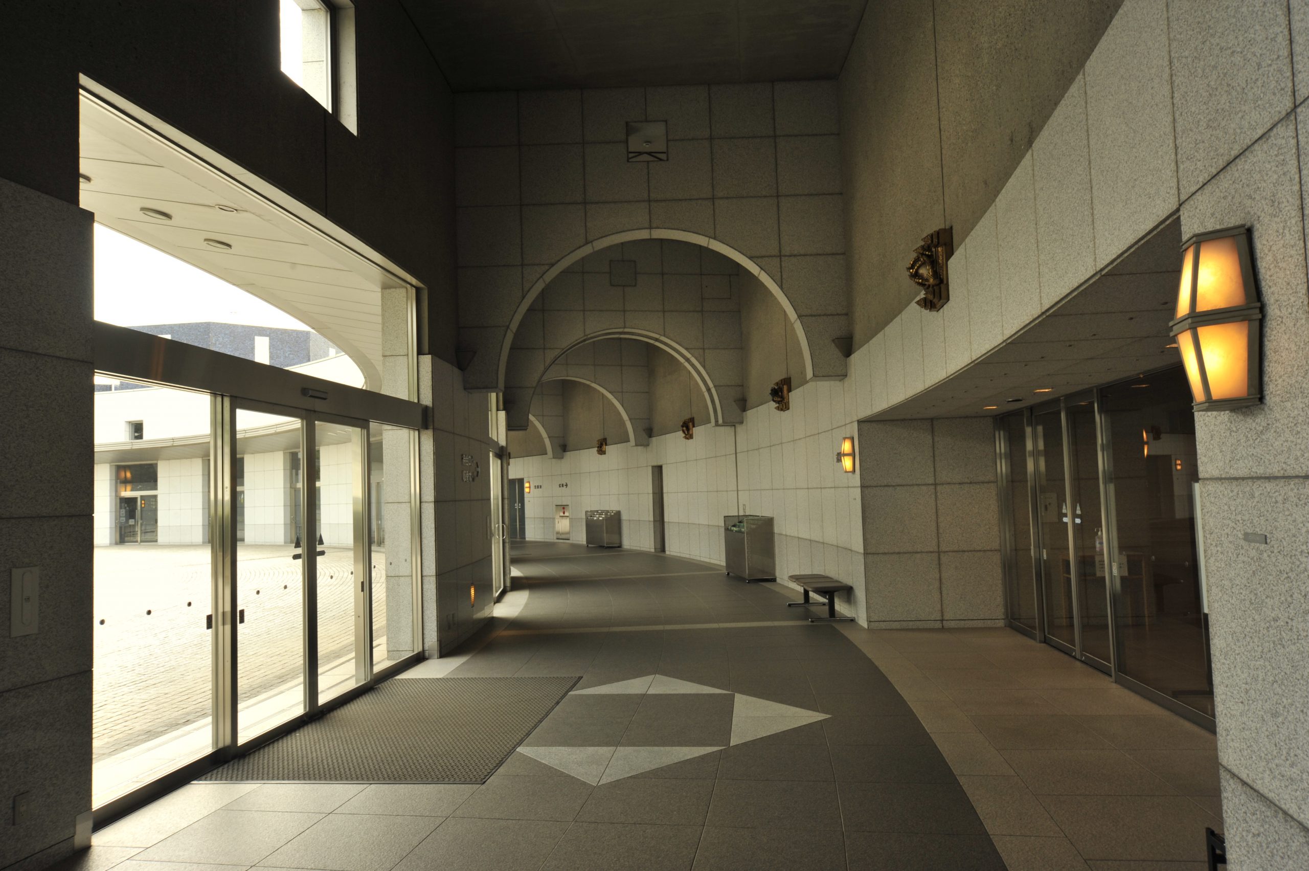 ウイングホール柏斎場のコロネード