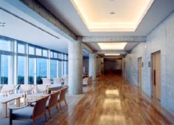 山桑メモリアルホールの待合ロビー