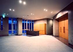 山桑メモリアルホールの式場ロビー