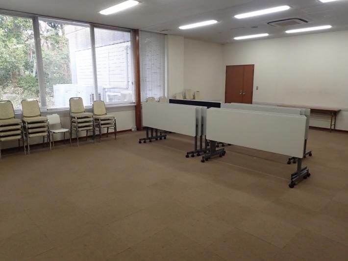 藤沢市斎場の控室（洋室）