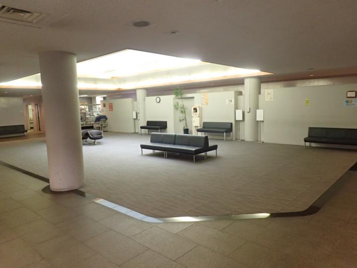 藤沢市斎場のエントランスホール