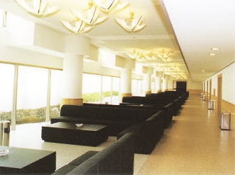 茅ヶ崎市斎場の待合ロビー