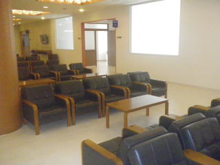 大和斎場の待合ロビー