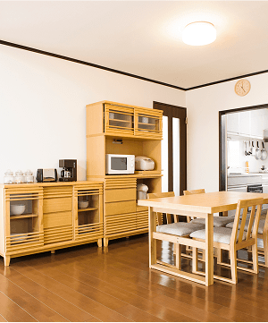 一般的なリビングダイニングで、適度に家具や荷物がある状態。