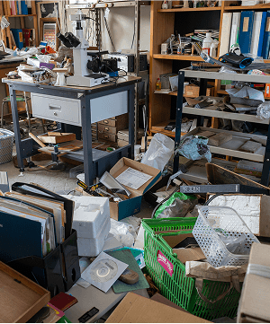 足の踏み場もないほど物で溢れた部屋